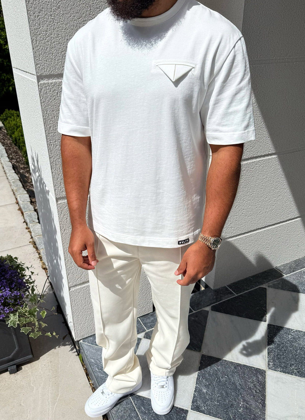 T-shirt à pochette blanche
