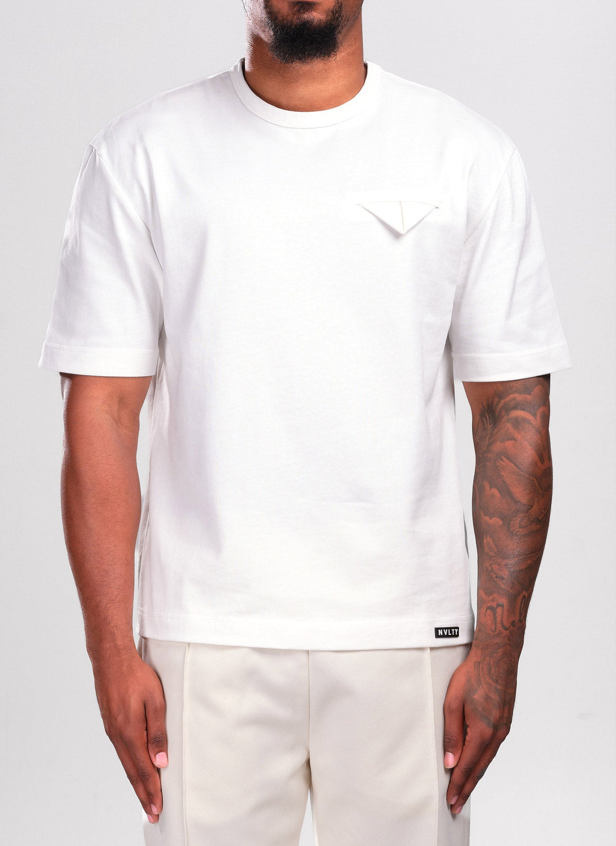 T-shirt à pochette blanche