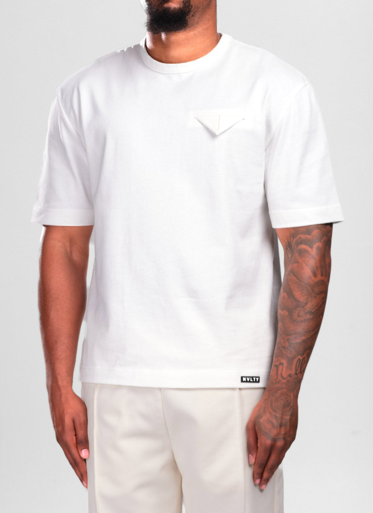 T-shirt à pochette blanche
